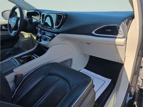 Used 2024 Chrysler Pacifica Limited image 24