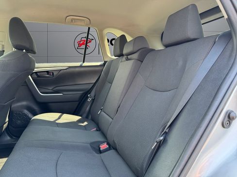 Used 2021 Toyota RAV4 LE AWD/4WD image 18
