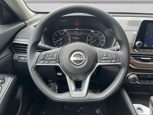 Used 2025 Nissan Altima 2.5 SV FWD image 13