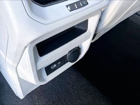 Used 2022 Volkswagen Tiguan SE image 17