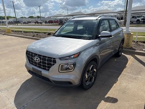 Used 2025 Hyundai Venue SEL image 3