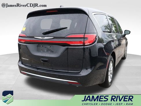 Used 2025 Chrysler Pacifica Select FWD image 13