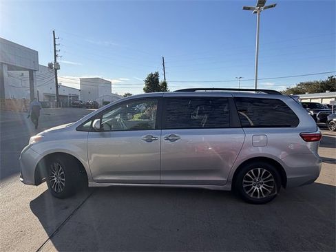 Used 2020 Toyota Sienna XLE image 8