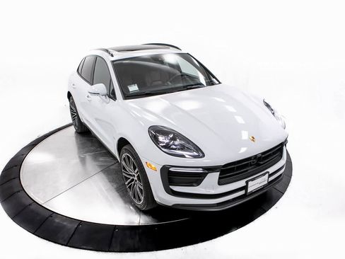 Certified 2025 Porsche Macan image 40