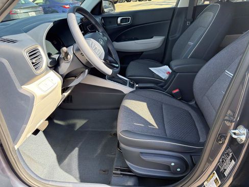 Used 2024 Hyundai Venue Limited FWD image 17