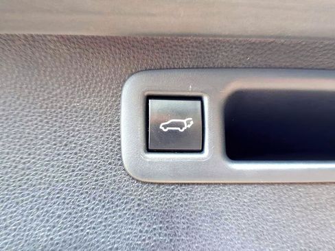 Used 2022 Toyota Highlander XLE FWD image 8