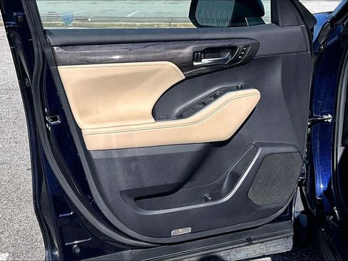 Used 2023 Toyota Highlander Limited FWD image 22
