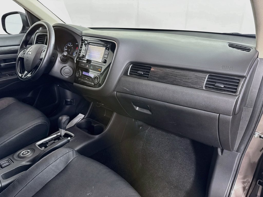 Used 2016 Mitsubishi Outlander AWD image 36