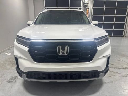 Used 2025 Honda Pilot Touring image 3