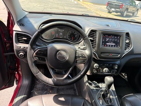 Used 2019 Jeep Cherokee Latitude Plus w/ Comfort/Convenience Group AWD/4WD image 29