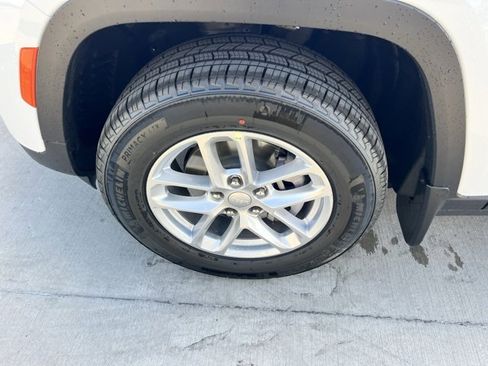 New 2025 Jeep Grand Cherokee Laredo image 7