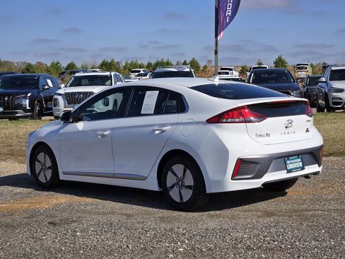 Used 2021 Hyundai Ioniq SE image 4