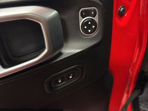 Used 2019 Jeep Wrangler Unlimited Sahara image 23