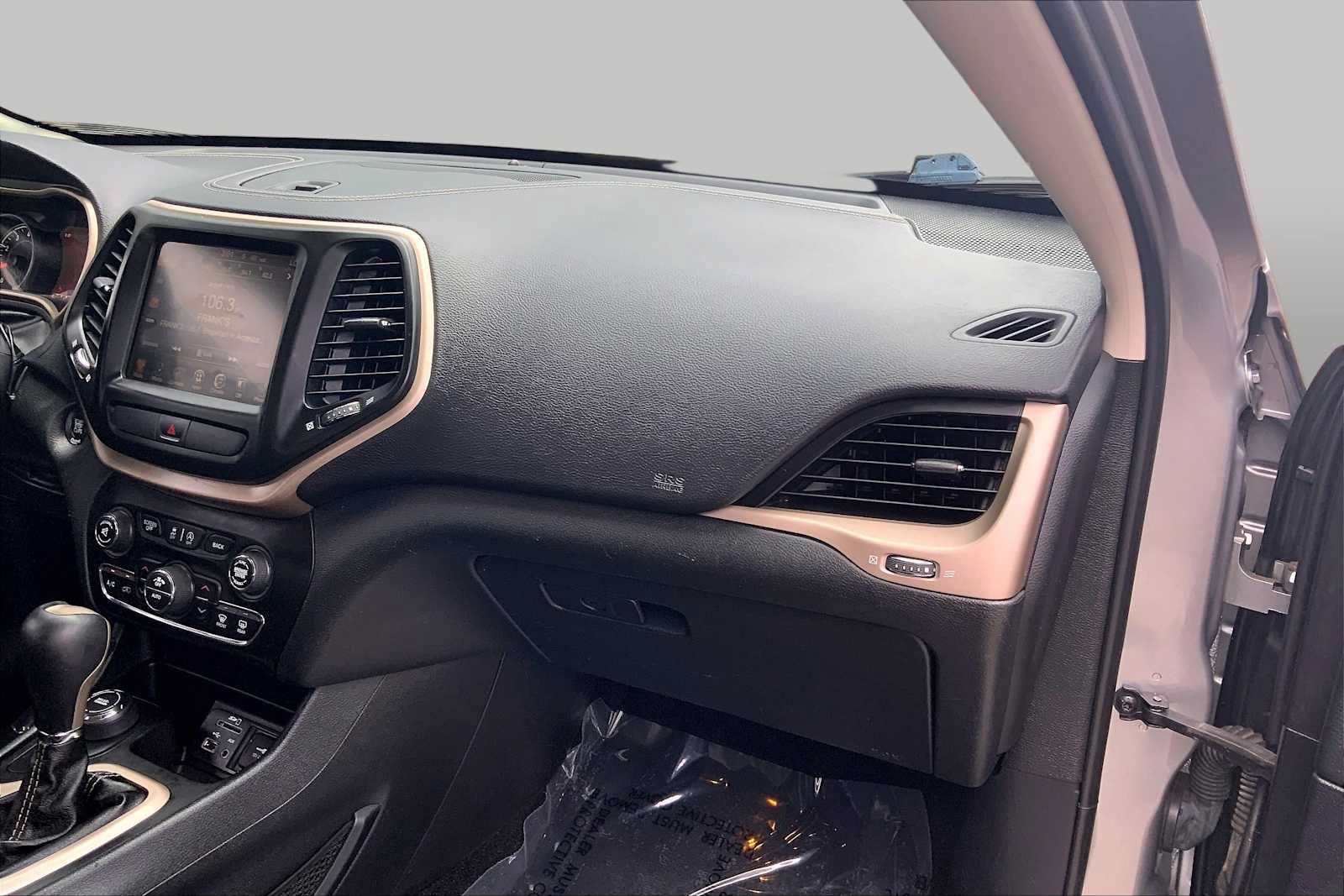 Used 2015 Jeep Cherokee Limited w/ Luxury Group AWD/4WD image 19