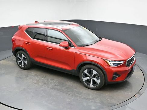 Used 2023 Volvo XC40 B4 Plus w/ Driver Assist Package image 9