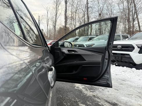 Used 2025 Toyota Camry SE image 35