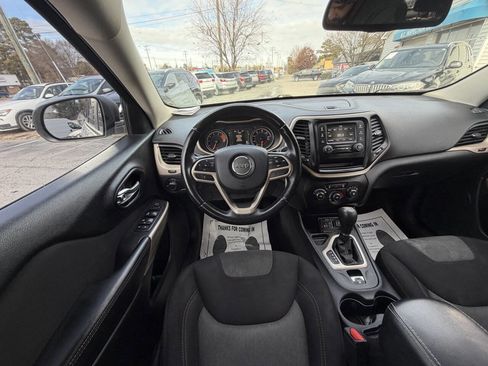 Used 2017 Jeep Cherokee Sport image 23