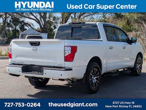 Used 2021 Nissan Titan SV w/ SV Convenience Package image 5