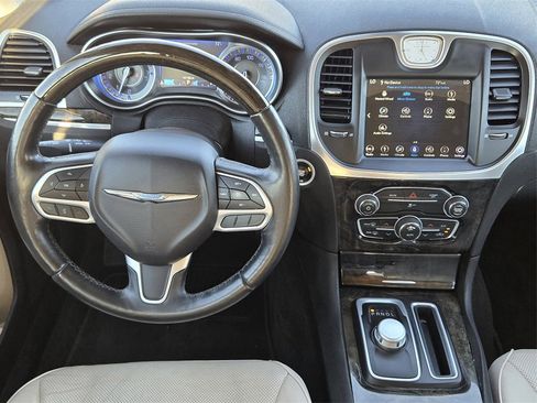 Used 2018 Chrysler 300 Limited image 24