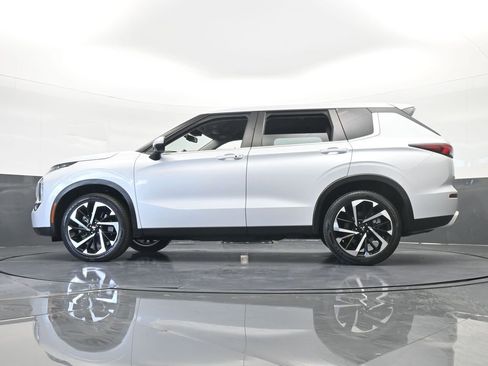 Used 2023 Mitsubishi Outlander SE image 65