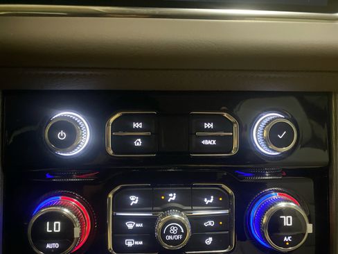 Used 2024 GMC Yukon Denali w/ Denali Reserve Package image 17