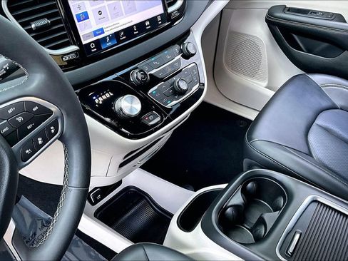Used 2024 Chrysler Pacifica Touring-L image 17