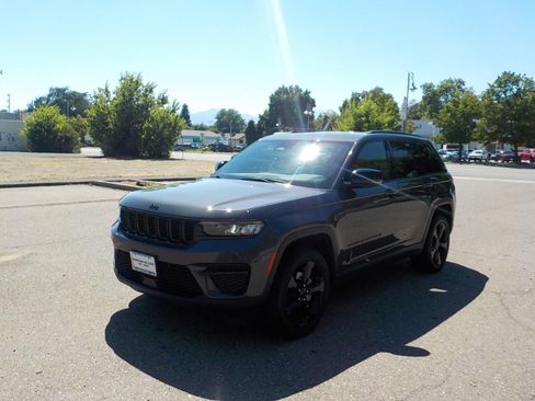 Used 2024 Jeep Grand Cherokee Altitude AWD/4WD image 20