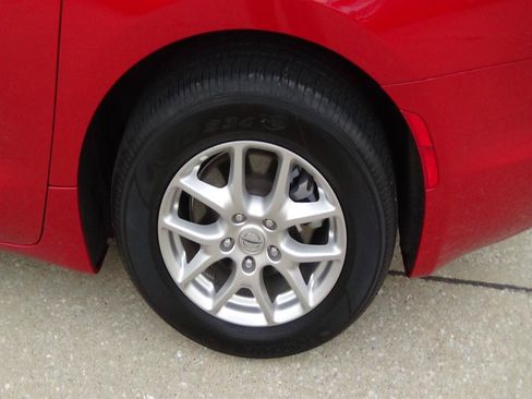 Certified 2025 Chrysler Pacifica Select FWD image 9