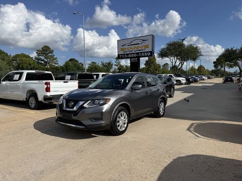 Used 2018 Nissan Rogue S AWD/4WD image 3