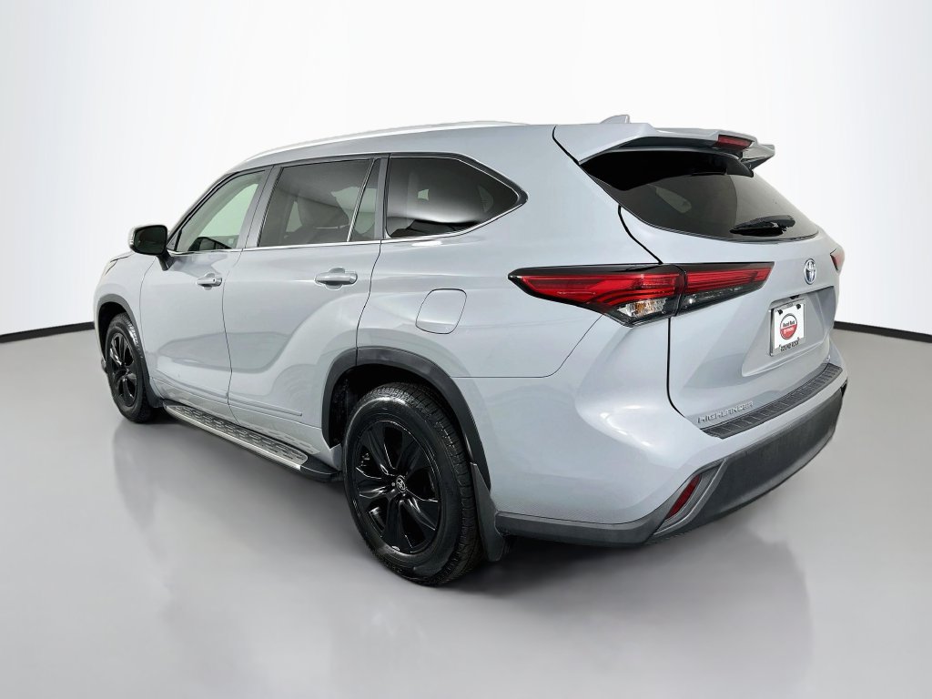 Used 2023 Toyota Highlander Bronze Edition FWD image 7