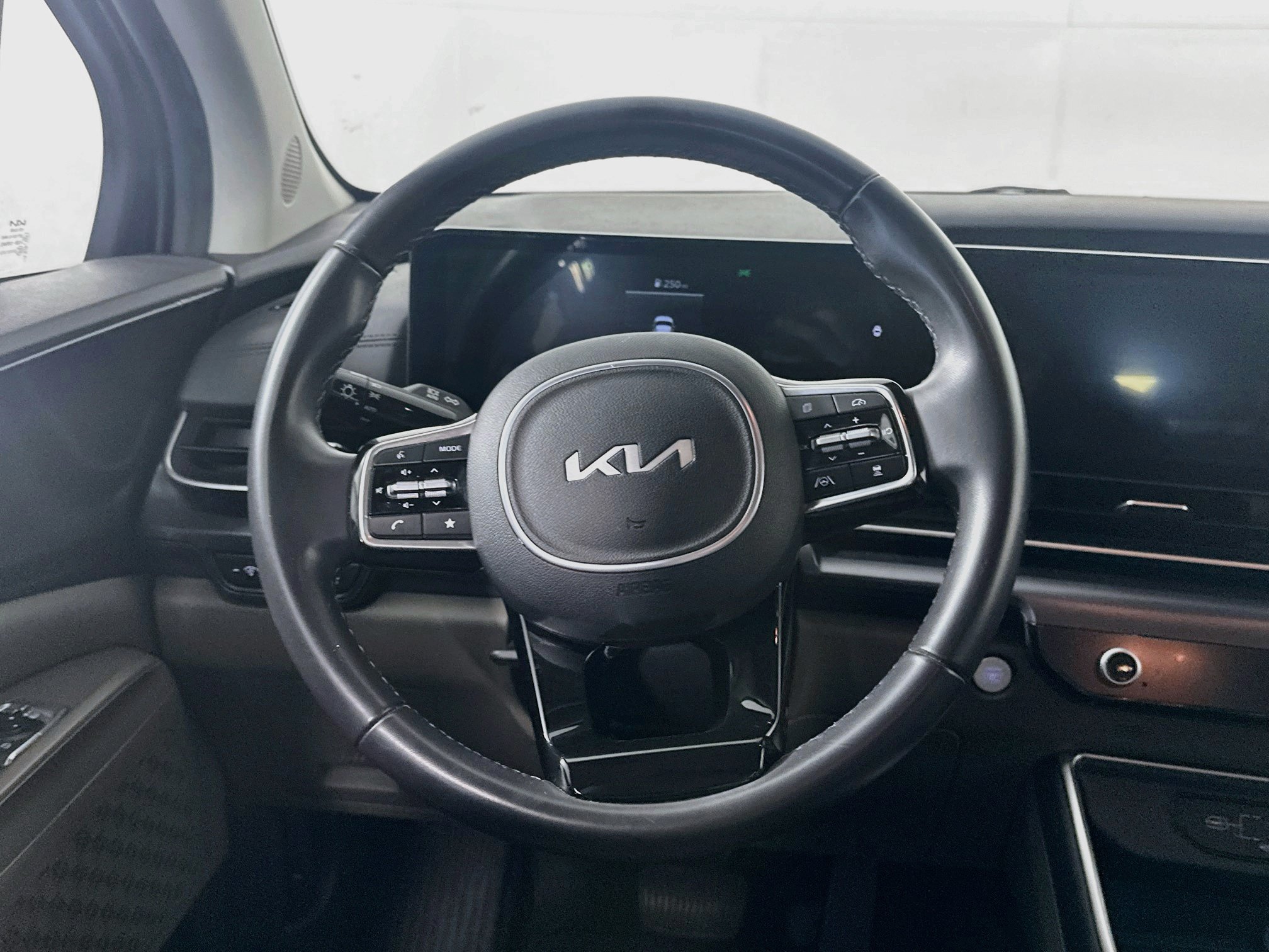 Used 2025 Kia Carnival FWD image 18