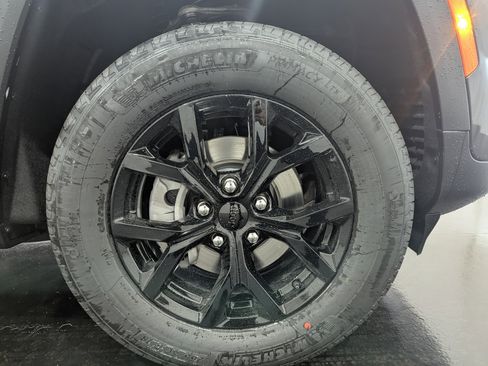 New 2025 Jeep Grand Cherokee Altitude image 9