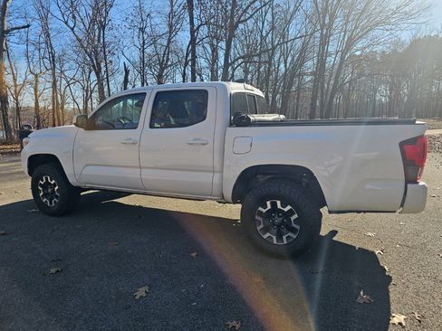 Used 2020 Toyota Tacoma TRD Off-Road image 8