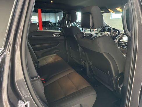 Used 2019 Jeep Grand Cherokee Laredo AWD/4WD image 27