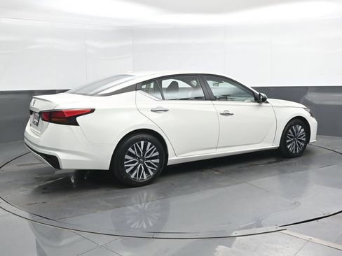Used 2025 Nissan Altima 2.5 SV FWD image 2