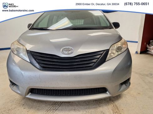 Used 2017 Toyota Sienna L image 2