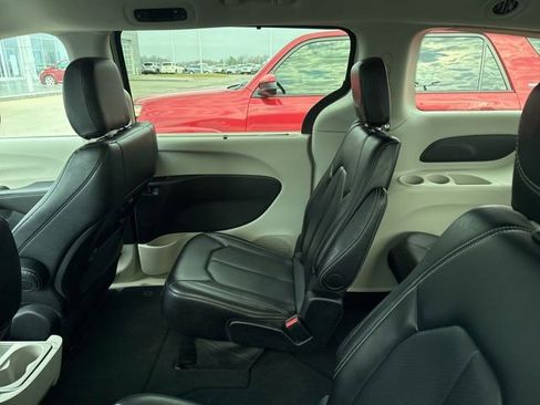 Used 2024 Chrysler Pacifica Touring-L image 28