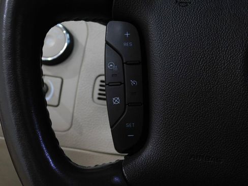Used 2011 Cadillac DTS Luxury FWD image 39
