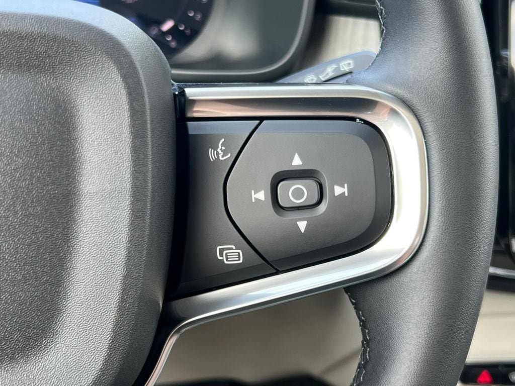 Used 2025 Volvo XC40 B5 Ultra AWD/4WD image 23