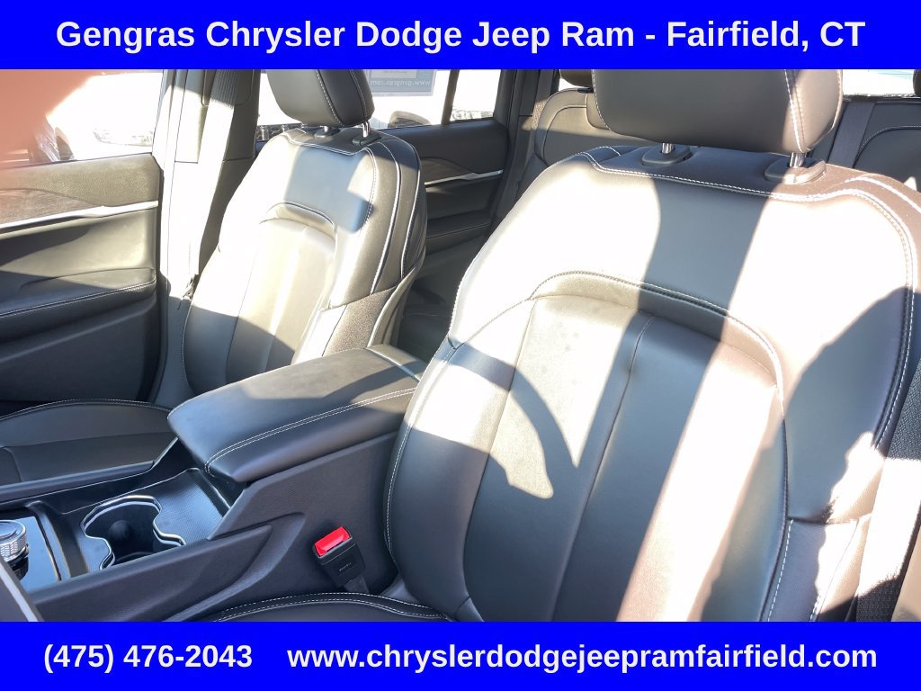 Used 2025 Jeep Grand Cherokee Limited AWD/4WD image 47