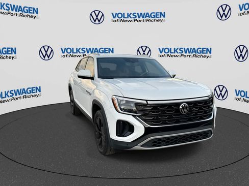 Used 2024 Volkswagen Atlas Cross Sport SE w/ Panoramic Sunroof Package FWD image 16