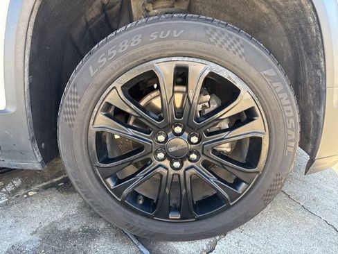 Used 2023 GMC Acadia SLE w/ Driver Convenience Package image 11