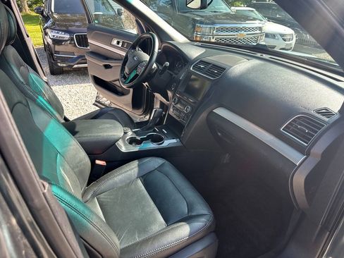 Used 2016 Ford Explorer XLT w/ Equipment Group 202A AWD/4WD image 17