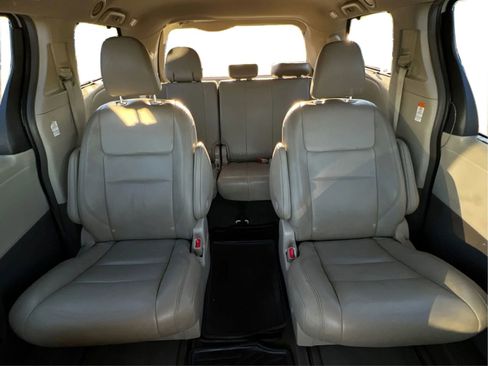 Used 2019 Toyota Sienna XLE Premium AWD/4WD image 19