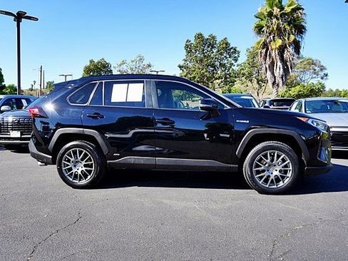 Used 2021 Toyota RAV4 XLE Premium image 7