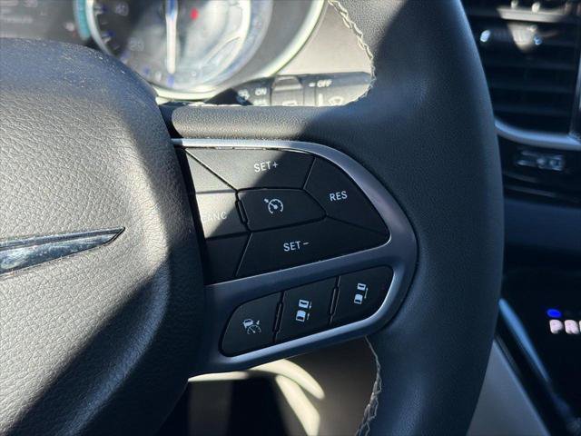 Certified 2024 Chrysler Pacifica Touring-L FWD image 16