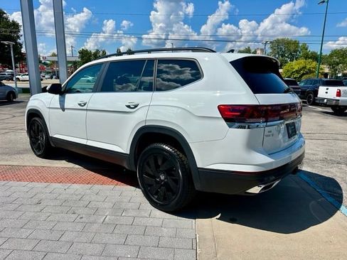 Used 2024 Volkswagen Atlas SE w/ Panoramic Sunroof Package FWD image 5