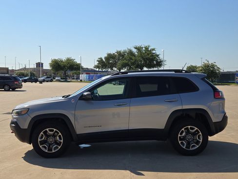 Used 2019 Jeep Cherokee Trailhawk AWD/4WD image 7