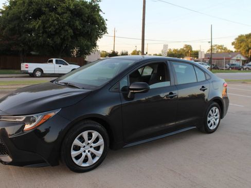 Used 2022 Toyota Corolla LE FWD image 3
