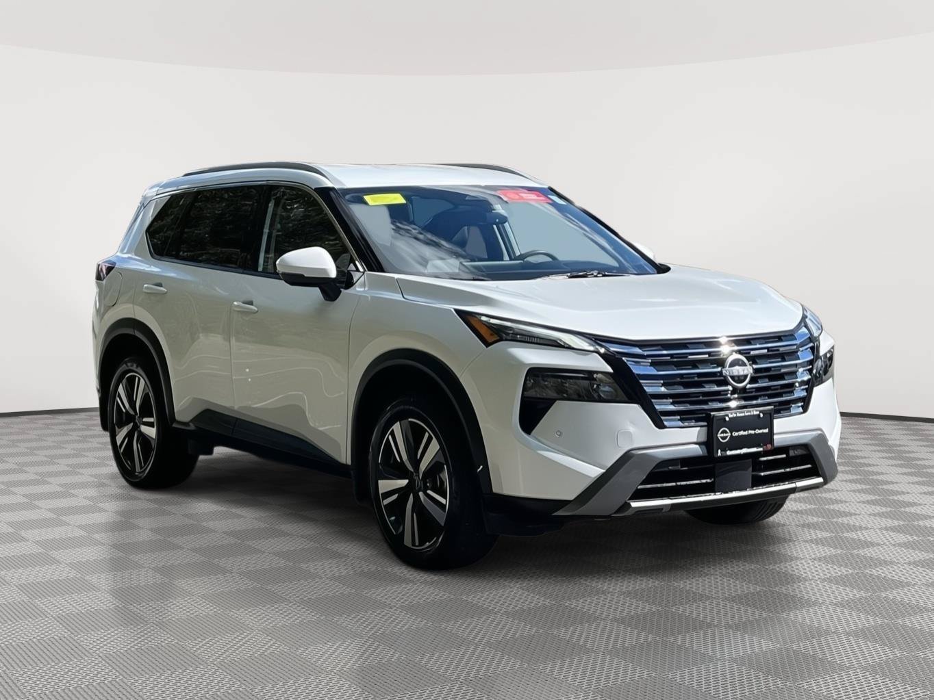 Used 2025 Nissan Rogue SL AWD/4WD image 3